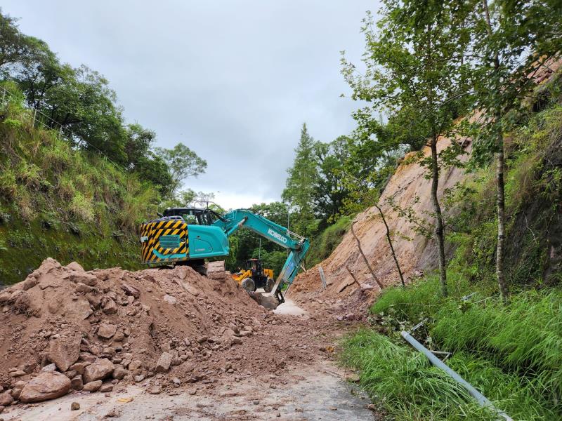 當局正加緊打通阻塞道路(土力工程處Facebook圖片)