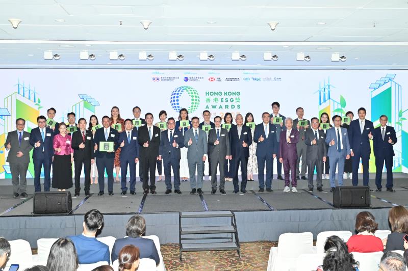 廠商會星期二舉辦首屆「香港ESG獎」頒獎典禮, 有15家得獎企業代表出席並接受獎項.