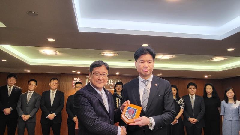香港律師新任會長湯文龍(右)  黃曉瑩攝