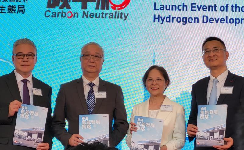 謝展寰(左二)表示會審慎推進氫能發展, 營造有利環境並把握機遇. (實習記者 黃曉瑩攝)