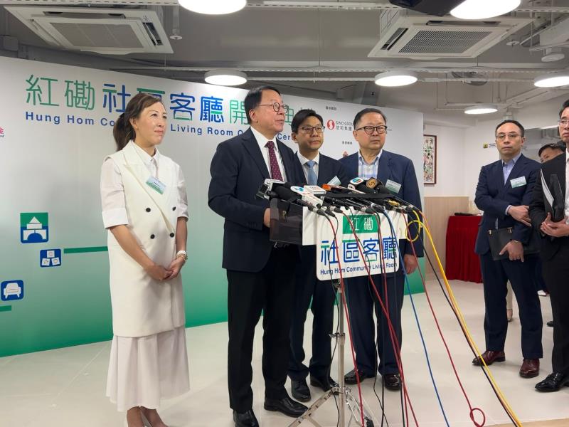 政務司司長陳國基(左二)表示, 相信全港四個社區客廳, 能為1,750個劏房戶提供服務. (關曉琪攝)