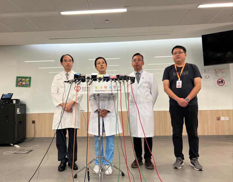 香港兒童醫院代理醫院行政總監簡以靈(左二)及院方和廣東省臍帶血造血幹細胞庫臨床應用中心主任周海洋(右一)講述運送臍帶血過程.   關曉琪攝