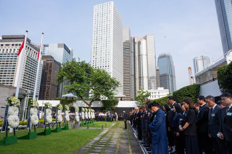 行政長官李家超上午在香港大會堂紀念花園出席中國人民抗日戰爭勝利紀念日儀式。