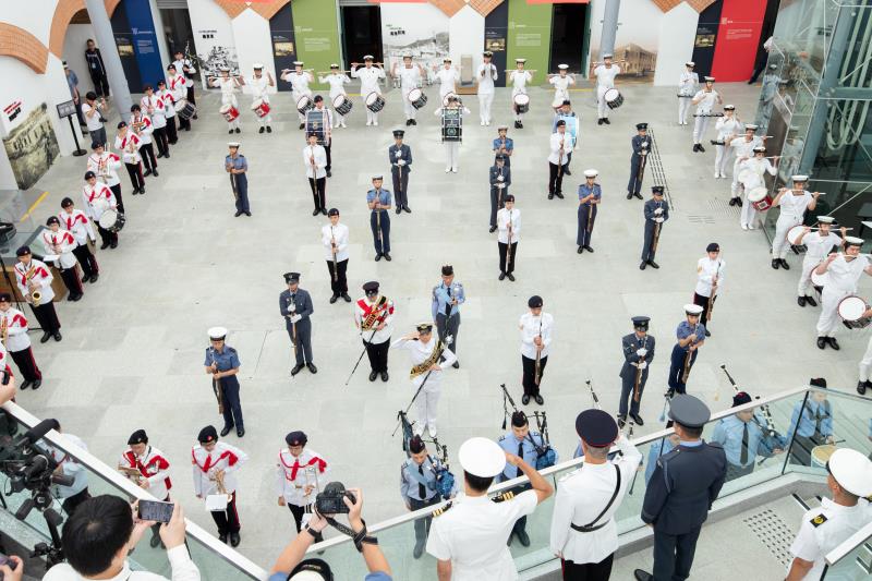 制服團體隊員砌出「75」的圖案，以慶祝中華人民共和國成立七十五周年