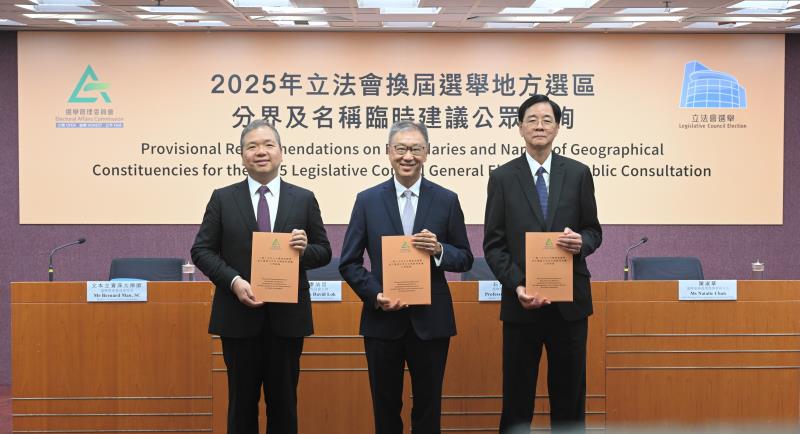 選舉管理委員會主席陸啟康法官（中）、委員石丹理教授（右）和文本立資深大律師（左）今日（五月二日）在記者會展示二○二五年立法會換屆選舉地方選區分界及名稱臨時建議的公眾諮詢文件。（政府新聞處圖片）
