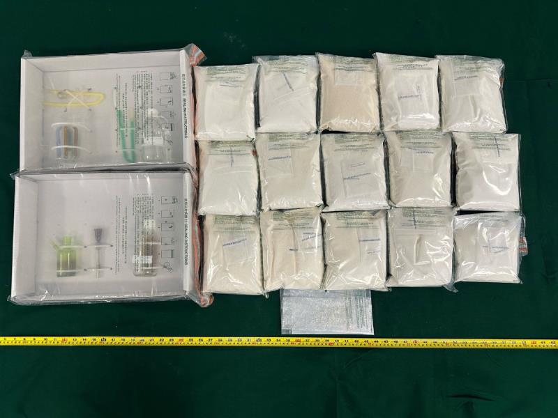 圖示檢獲的懷疑依托咪酯粉末及毒品吸食器具。