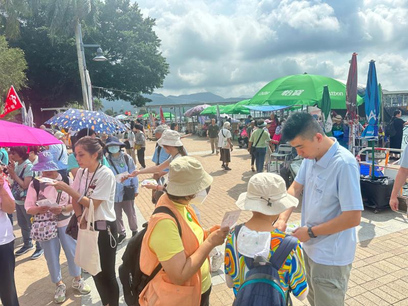 為保障動物福利，漁農自然護理署（漁護署）今日（五月五日）派員巡查以往常見放生活動的地點，包括大埔碗窰、上水梧桐河、西貢公眾碼頭及西灣河渡輪碼頭等，並在該些地點派發宣傳單張，呼籲市民放生動物前必須謹慎思量。圖示漁護署人員於西貢公眾碼頭派發宣傳品。