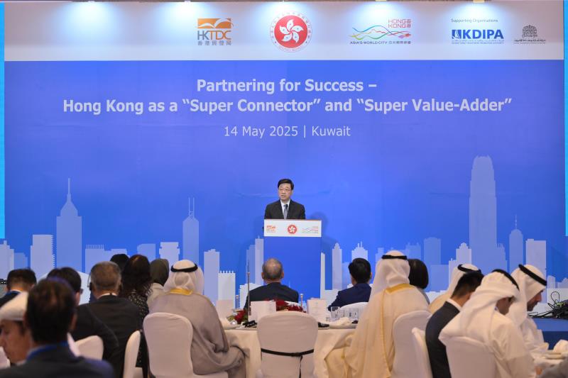 行政長官李家超今日在科威特出席由香港駐迪拜經濟貿易辦事處和香港貿易發展局共同主辦的商務午宴。圖示李家超在商務午宴致辭。（政府新聞處圖片）