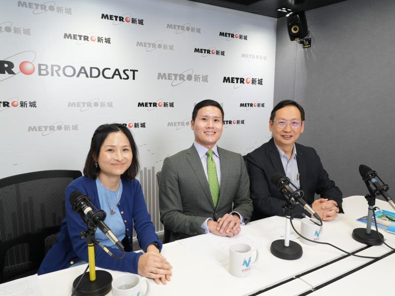 環保署助理署長黃智華(中)表示，正籌備年中與部分餐廳，試驗外賣容器替代產品，視乎成果再考慮推進「走塑」第二階段。