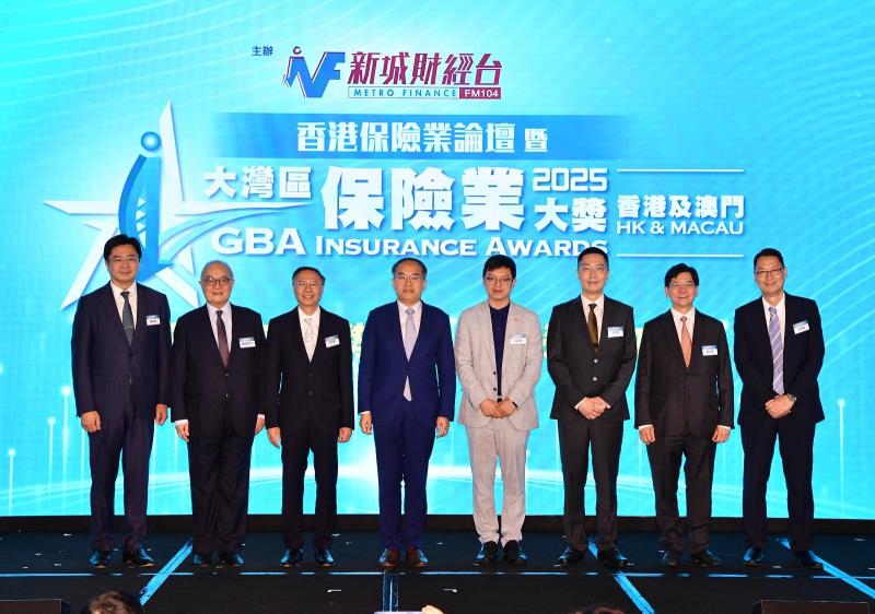 容永祺(右二)指本港可考慮和內地退休社區機構合作，設計新的保險產品。