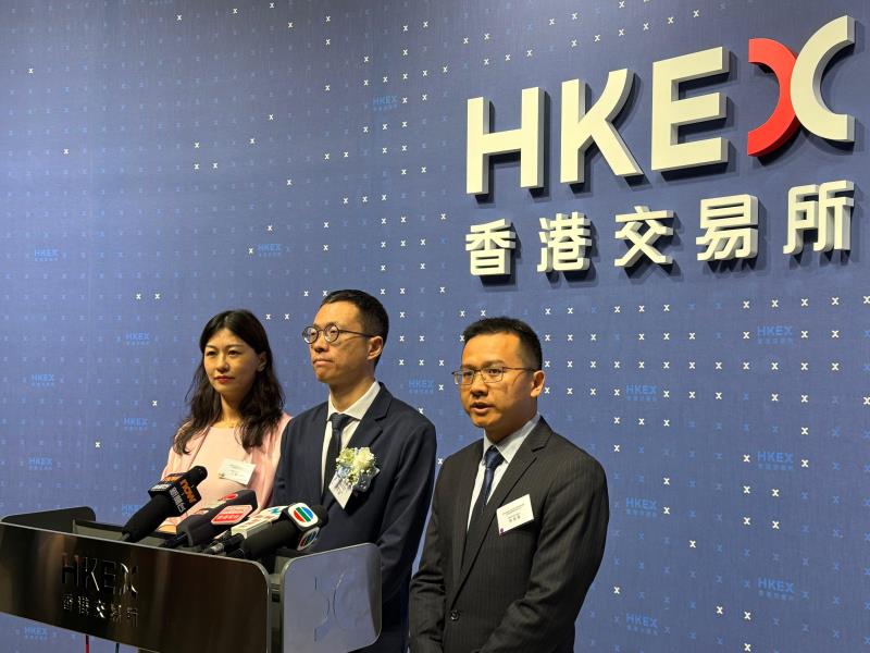 小雨傘保險經紀總經理陳德濤（右一）表示，中產階級保持增長，市場仍廣闊。方穎暉攝。