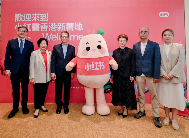 投資推廣署歡迎小紅書在香港開設首個境外辦公室。圖示財政司司長陳茂波（左三）、投資推廣署署長劉凱旋（左二）、引進重點企業辦公室主任任景信（左一）、小紅書首席營銷官之恒（右三）、小紅書首席財務官曼巴（右二）及小紅書商業跨境業務總經理千月（右一）於今日（六月七日）小紅書香港辦公室開幕典禮合影。