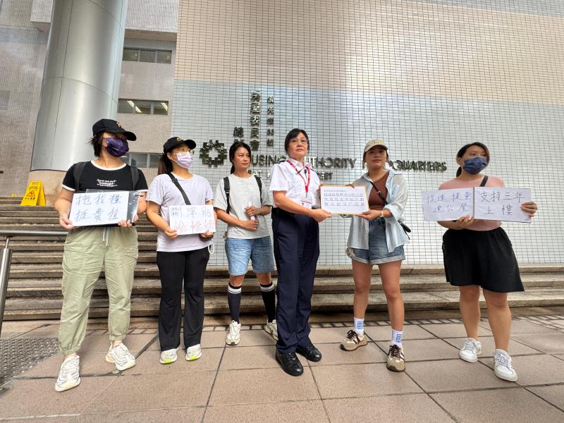 深水埗媽媽房屋關注組到房委會總部請願，要求盡快增建公屋，並恢復輪候公屋現金津貼計劃。