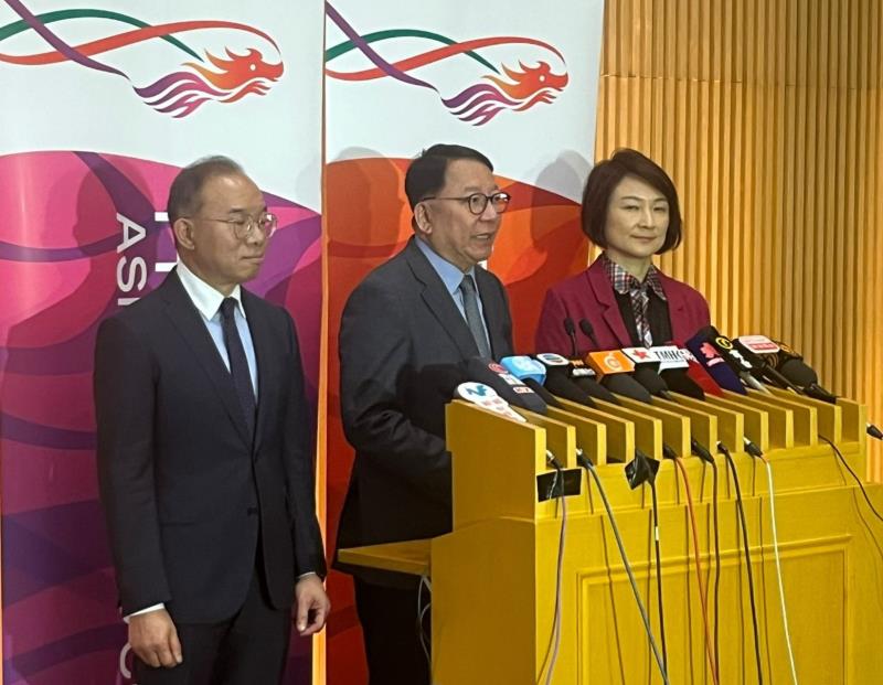 陳國基(中)表示，政府將舉辦多項活動紀念抗戰勝利80周年。(實習記者 袁嘉諾攝)