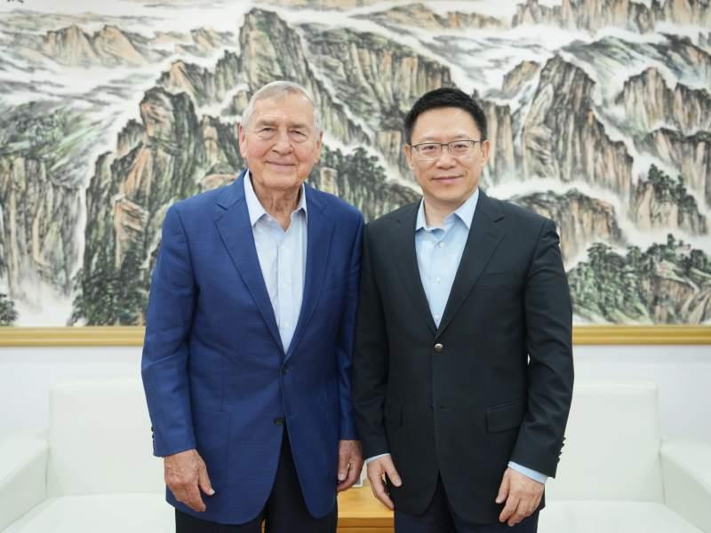 財政部副部長廖岷(右)，會見美國哈佛大學教授艾利森(右)。財政部圖片。