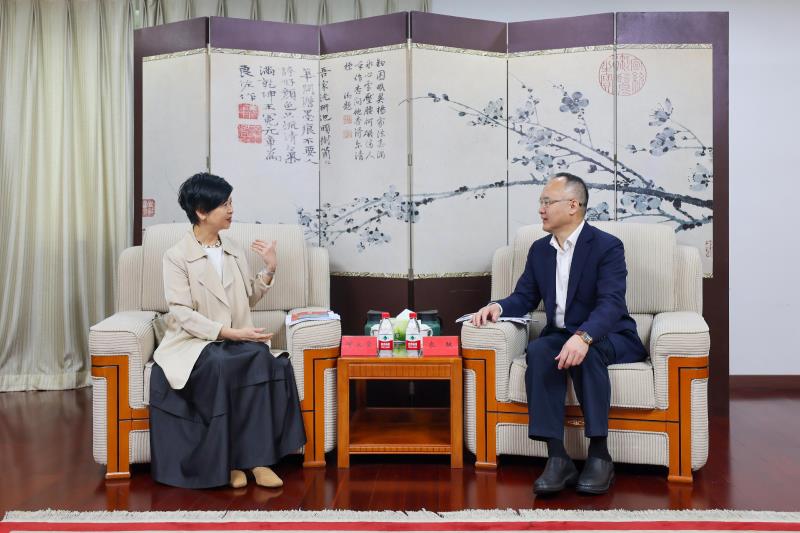 房屋局長何永賢到訪北京，拜訪國務院港澳辦副主任農融。政府新聞處提供。