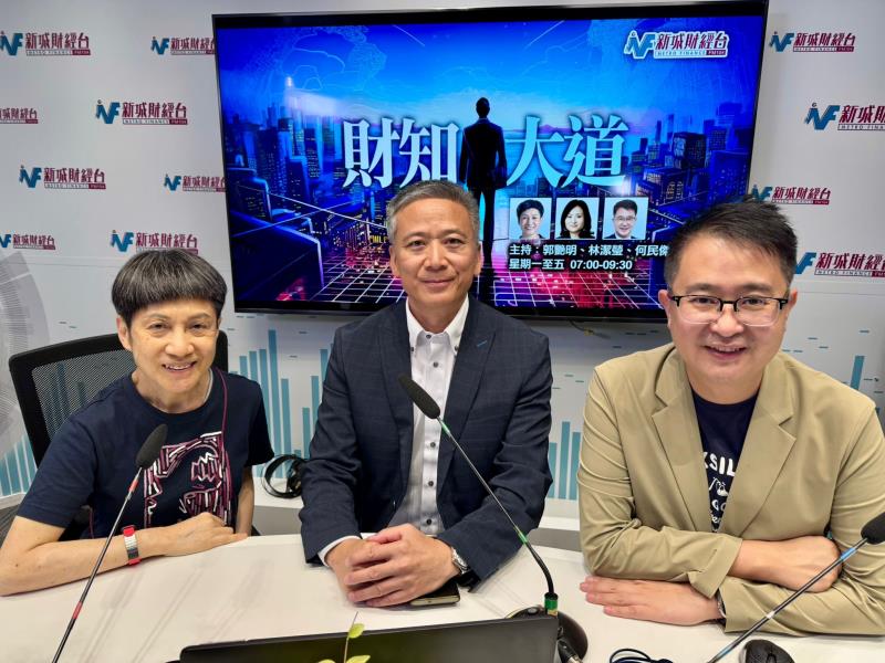 旅遊界立法會議員姚柏良(中)表示，應向內地爭取開放北京、上海及廣州三個一線城市居民一簽多行。
