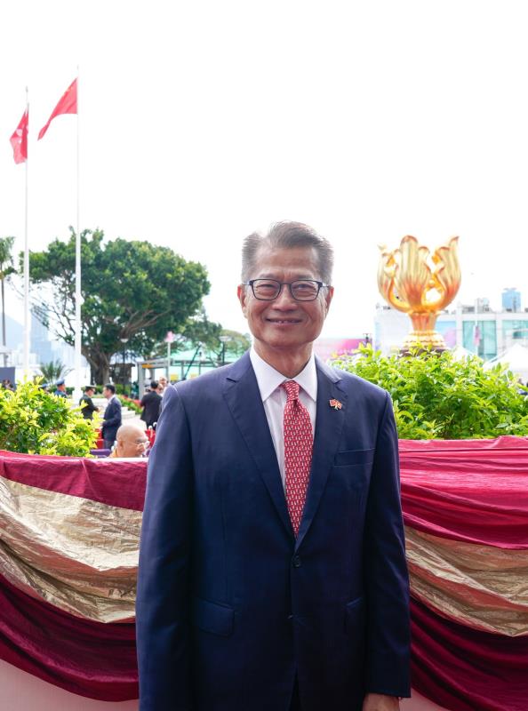 財政司司長陳茂波今早參加升旗儀式和慶祝酒會。陳茂波社交專頁圖片。