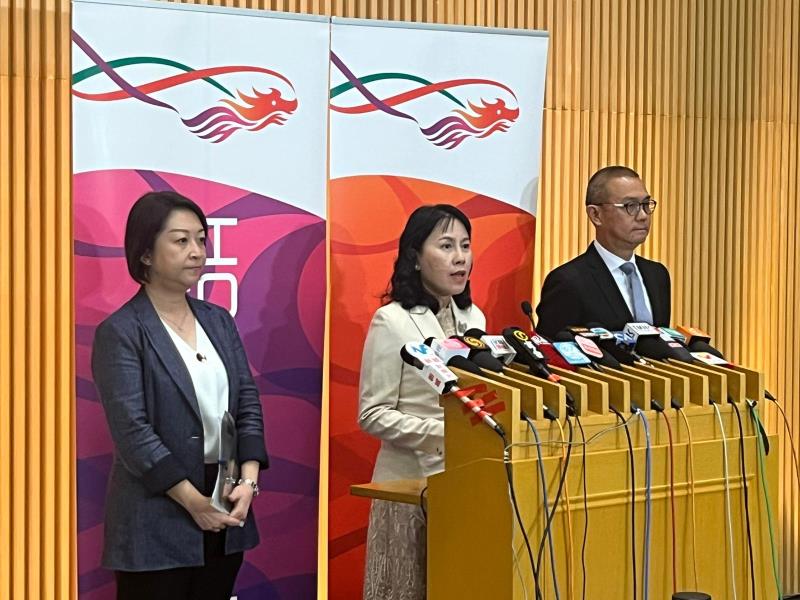 陳美寶(圖中)表示，兩地力爭今年內以小規模方式，容許南下車輛進入市區。(實習記者 袁嘉諾攝)