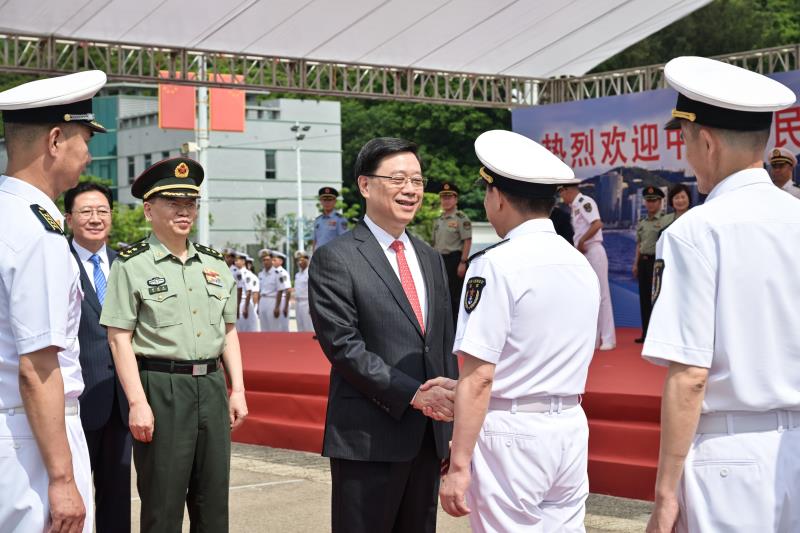 李家超指，山東艦編隊代表國防安全護航高質量發展。(圖片來源:政府新聞處)
