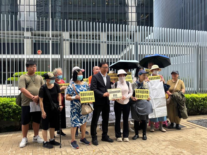 全港劏房居民大聯盟促請政府慎重審視《簡樸房條例草案》。 (實習記者 麥佩琳攝)