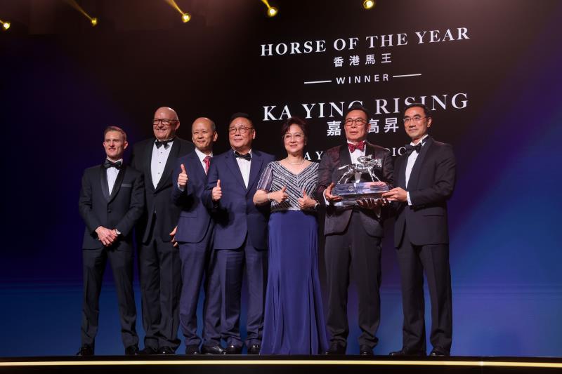 「嘉應高昇」榮膺香港馬王，由馬會主席利子厚（右一）頒發獎座及紀念品予馬主嘉應團體之代表梁錫光（右二）、黃彩霞（右三）、葉志明（中）及施清泉（左三）；練馬師大衛希斯（左二）及騎師潘頓（左一）陪同上台領獎2