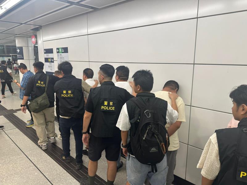附圖為部分被捕內地男子