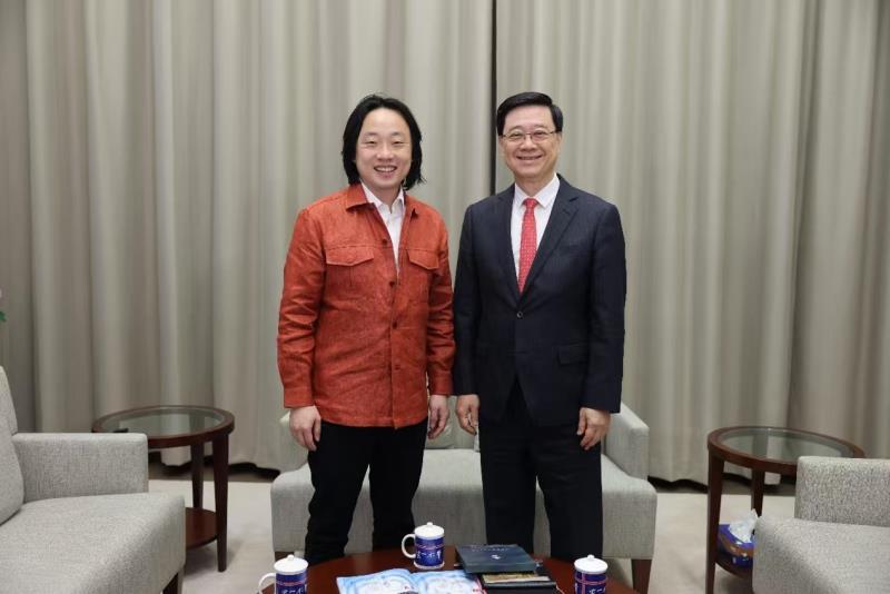 行政長官李家超日前與在香港出生的美籍華裔演員歐陽萬成會面，讚揚對方的演出展現香港文化包容和活力。微博圖片。