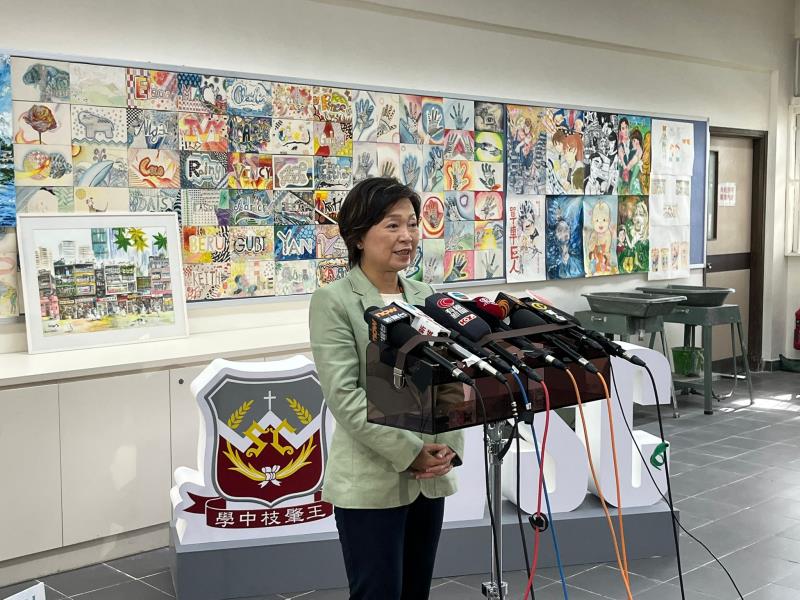 中學文憑試放榜，教育局局長蔡若蓮表勉勵考生，藉此規劃未來發展。(袁嘉諾攝)