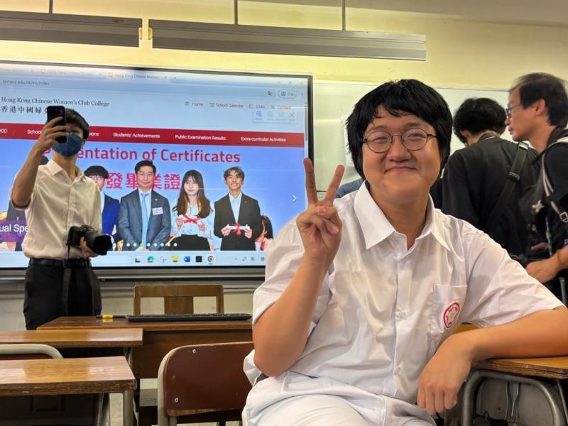 香港中國婦女會中學學生王海博考獲8科5**成為今屆「終極狀元」。 (實習記者 麥佩琳攝)