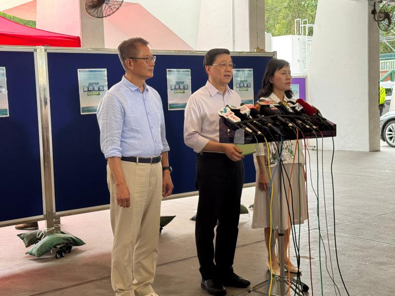 李家超(中)表示，需要保持勞動力才可確保經濟增長。 (實習記者 許詩彤攝)
