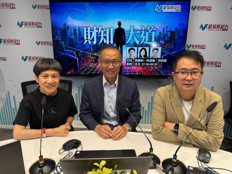 長實營業部首席經理郭子威(中)預計，本港一手市場全年成交量可望達18000宗，全年樓價保守升百分之5。