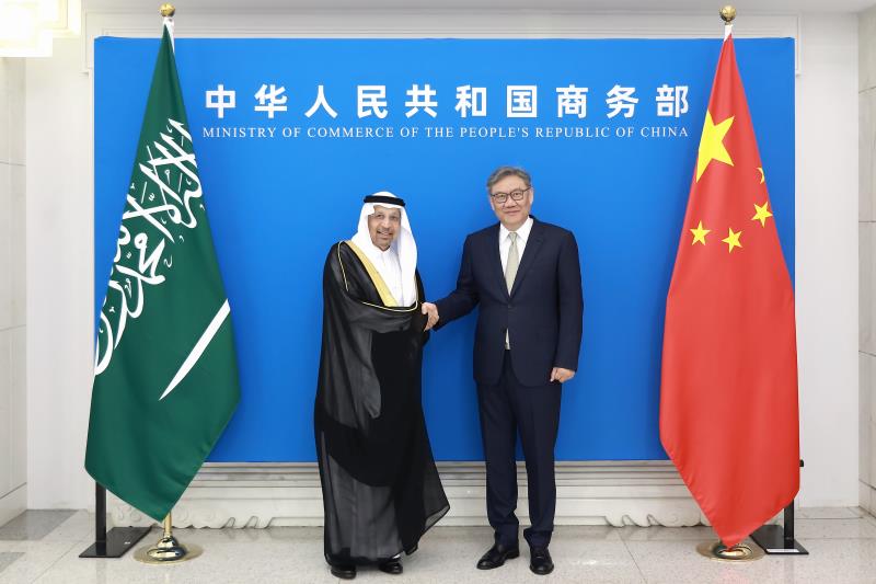 商務部部長王文濤(左)，在北京會見沙特阿拉伯投資大臣法利赫。