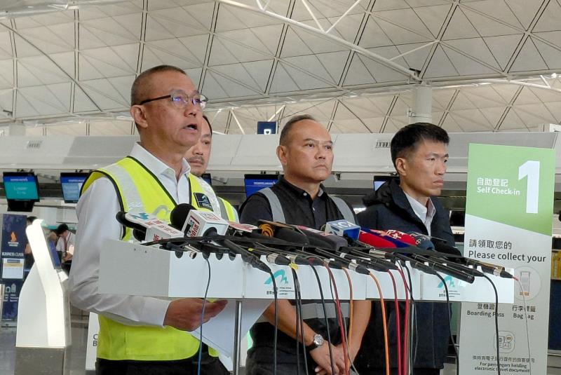 機管局機場運行執行總監姚兆聰(左)表示，事發時天氣與跑道情況適合航班升降。 (黃曉瑩攝)