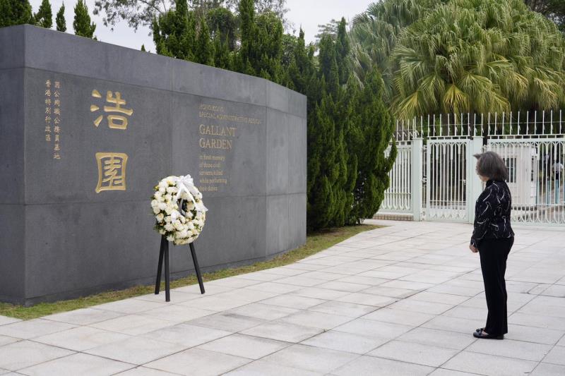 楊何蓓茵到浩園悼念殉職公務員。(楊何蓓茵Facebook圖片)