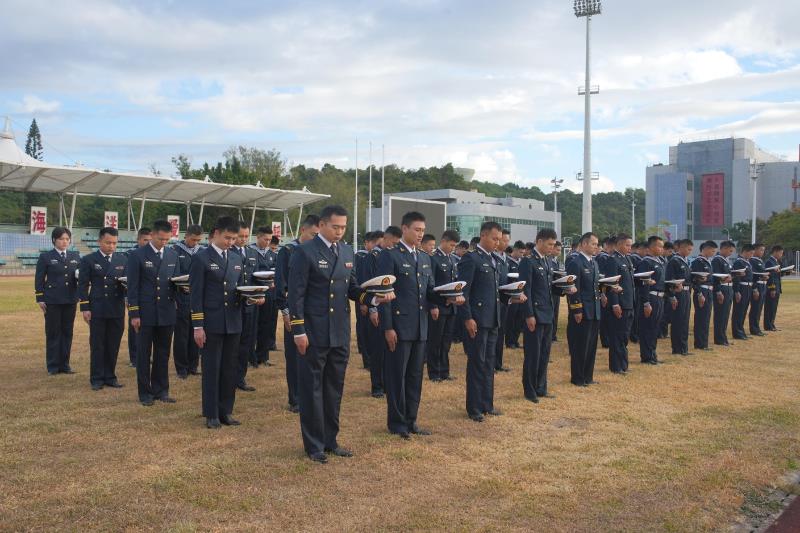 駐港海陸空管兵早上在各軍營 悼念宏福苑死難居民及殉職消防員。(駐港部隊囻片)