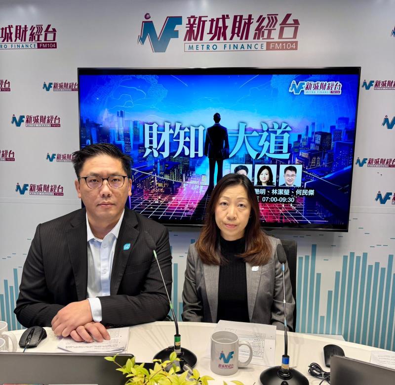 梁宏正(左)表示，已向大埔宏福苑104戶災民派發5萬元補助金，料快將完成所有個案。杜潔麗(右)表示，仍有10多位受影響居民，於臨時庇護中心居住。